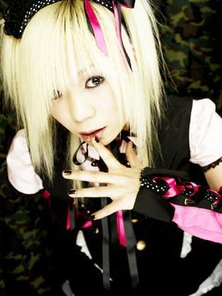 blonde_visual_kei_cosplay-1